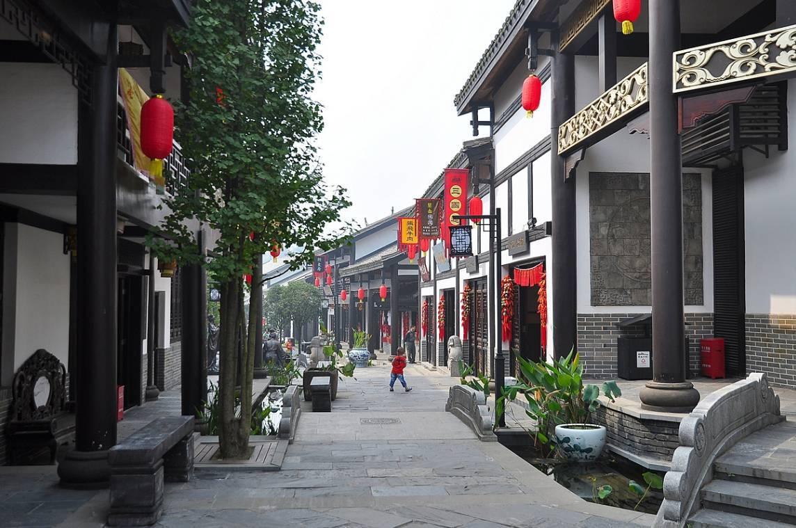 三十而已：钟晓芹巧用妙计制服婆婆，却被陈屿撞见她和钟晓阳私会